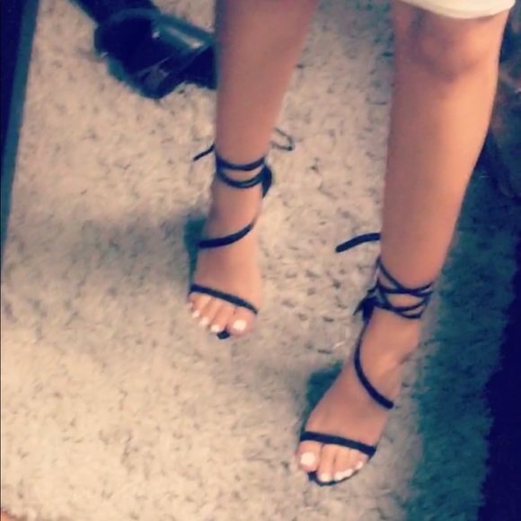 Black lace up heels - Picture 2 of 5